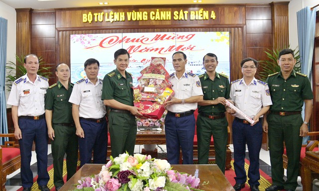 Đại tá Huỳnh Văn Đông, thăm, chúc tết, trao quà cán bộ, chiến sĩ Bộ Tư lệnh Vùng Cảnh sát biển 4 (Phú Quốc).
