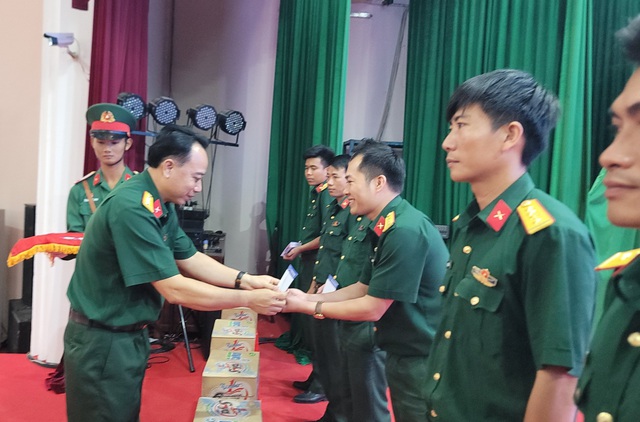 Trung tâm Phát thanh - Truyền hình Quân đội trao quà Tết cho quân nhân khó khăn Sư đoàn 5- Ảnh 1.