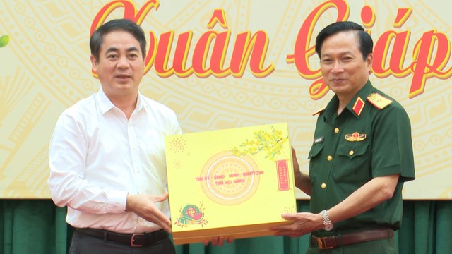 Bí thư Tỉnh ủy Hậu Giang Nghiêm Xuân Thành tặng quà cho Bộ Tư lệnh Quân khu 9.