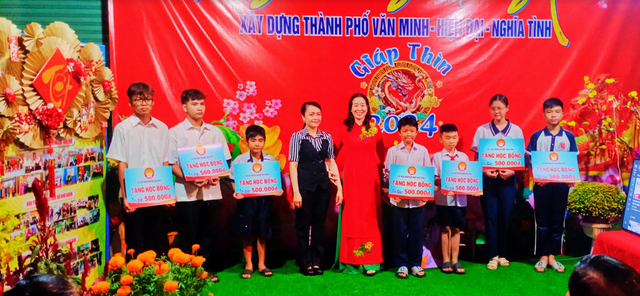 Quận Tân Phú: Tặng học bổng cho học sinh hoàn cảnh khó khăn Tết Giáp Thìn 2024- Ảnh 3.