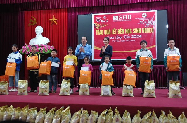 Thái Bình: Huyện Vũ Thư huy động trên 12.000 suất quà trao cho các gia đình có hoàn cảnh khó khăn dịp tết - Ảnh 2.