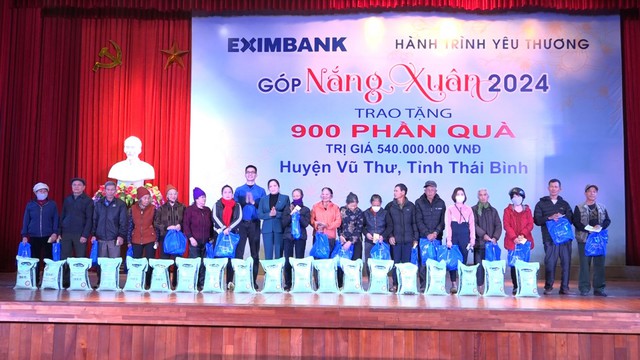 Thái Bình: Huyện Vũ Thư huy động trên 12.000 suất quà trao cho các gia đình có hoàn cảnh khó khăn dịp tết - Ảnh 1.
