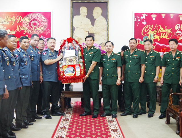 Đoàn Hiến Binh tỉnh Kandal, Vương quốc Campuchia tặng quà, chúc Tết BĐBP tỉnh An Giang.