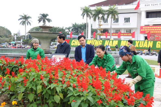 Thái Bình: Lãnh đạo LĐLĐ tỉnh tặng quà, động viên người lao động làm việc xuyên Tết- Ảnh 1.