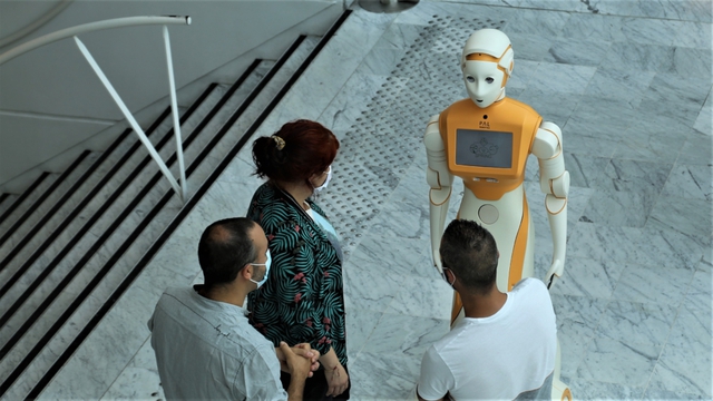 Bệnh viện của Pháp thử nghiệm thành công robot hỗ trợ người già- Ảnh 1.