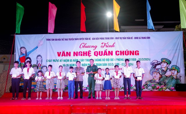 Đại diện lãnh đạo Phòng Chính trị BĐBP tỉnh và UBND huyện Trần Đề trao học bổng cho các em học sinh.