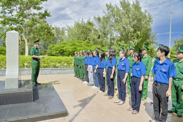 Cán bộ đoàn đồn Biên phòng cửa khẩu Quốc tế Hà Tiên, giới thiệu ý nghĩa của việc phân giới cắm mốc với chi đoàn địa phương.