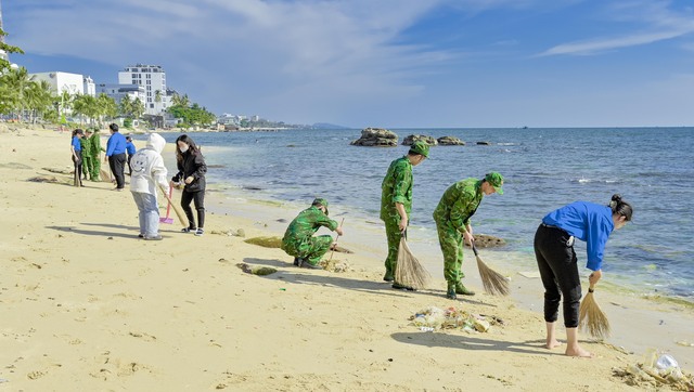 Liên chi đoàn trường THPT Dương Đông, trạm kiểm soát Biên phòng cửa khẩu cảng Dương Đông thu gom rác thải trên bãi biển TP. Phú Quốc.