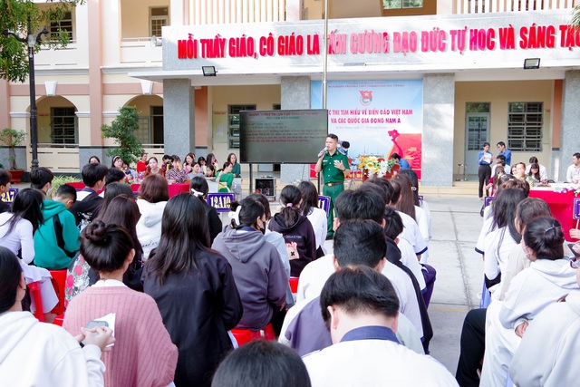 Cán bộ chiến sĩ BĐBP tuyên truyền Luật Biên phòng Việt Nam cho các em học sinh.