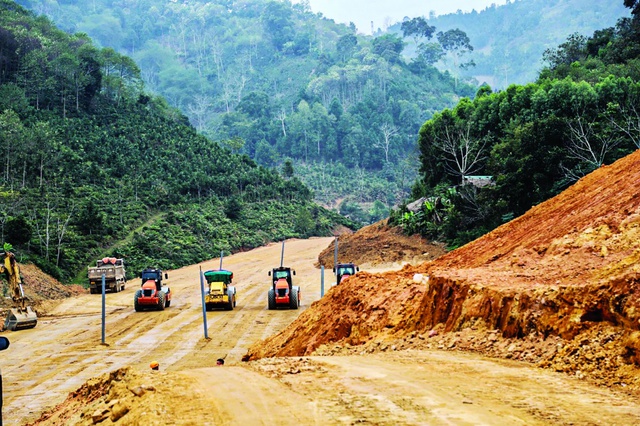 Dự án đường bộ cao tốc Tuyên Quang - Hà Giang (giai đoạn 1) đang được triển khai. Ảnh: Tài chính Ngân hàng