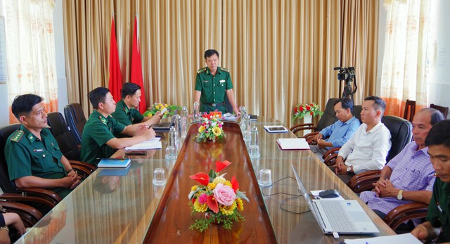 Thừa ủy quyền của UBND tỉnh Cà Mau, đại diện Bộ Chỉ huy BĐBP tỉnh công bố Quyết định xử phạt vi phạm hành chính đối với chủ tàu cá vi phạm vùng biển nước ngoài bị bắt giữ.