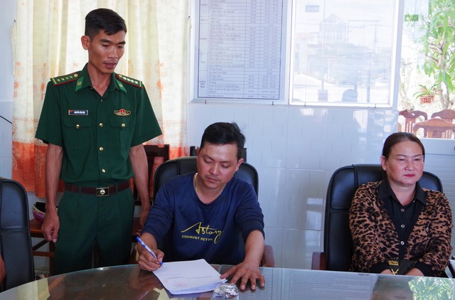 Chủ tàu cá vi phạm ký biên bản triển khai Quyết định xử phạt vi phạm hành chính của UBND tỉnh Cà Mau.