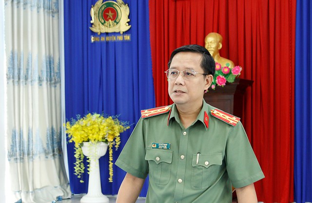 Đại tá Lê Phú Thạnh, Phó Giám đốc Công an tỉnh ân cần thăm hỏi, động viên Trung uý Nguyễn Quốc Thái
