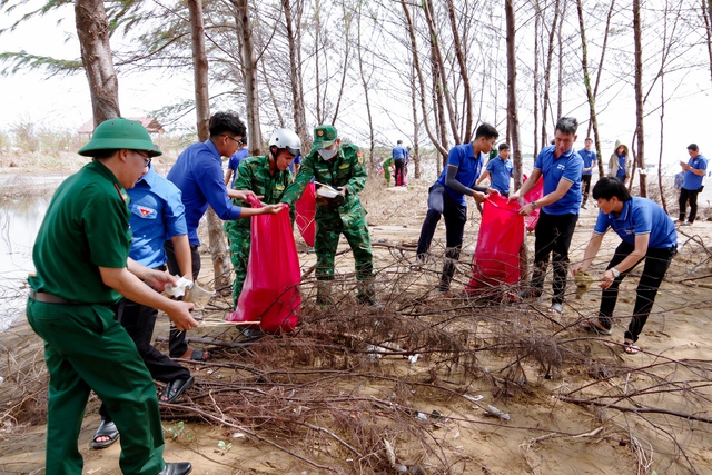 Ra quân thực hiện chiến dịch &quot;Hãy làm sạch biển&quot; thu gom rác thải tại bãi biển Hồ Bể, xã Vĩnh Hải, thị xã Vĩnh Châu.