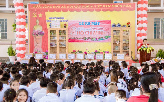 Các em học sinh dự lễ ra không gian văn hóa Hồ Chí Minh năm học 2023 - 2024.