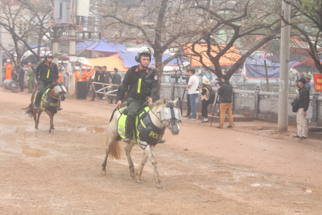 Màn trình diễn cảnh sát cơ động kỵ binh thu hút người xem tại Lễ kỷ niệm 140 năm Khởi nghĩa Yên Thế- Ảnh 2.
