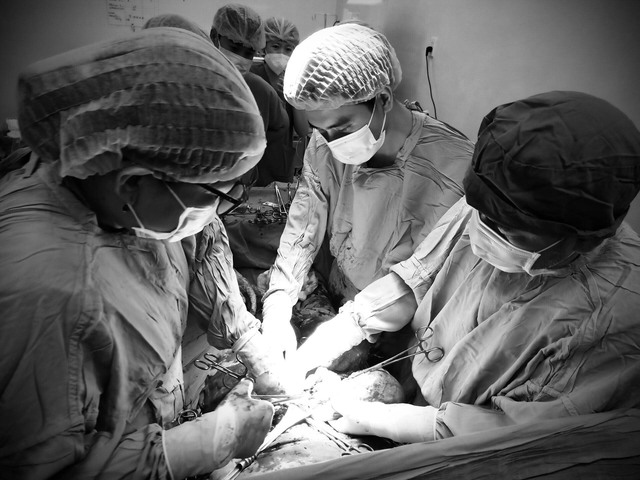 Ê-kíp BSCKII Vũ Đăng Khoa - Trưởng khoa Sản bệnh cùng các bác sĩ chuyên khoa tại Bệnh viện phẫu thuật lấy thai cho sản phụ. Ảnh minh họa
