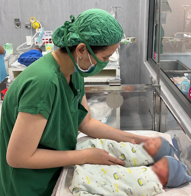 Nhân viên y tế đang chăm sóc cho 02 bé gái con của sản phụ P.T.N.K (28 tuổi, TP. Cần Thơ) tại khoa Nhi Sơ sinh.