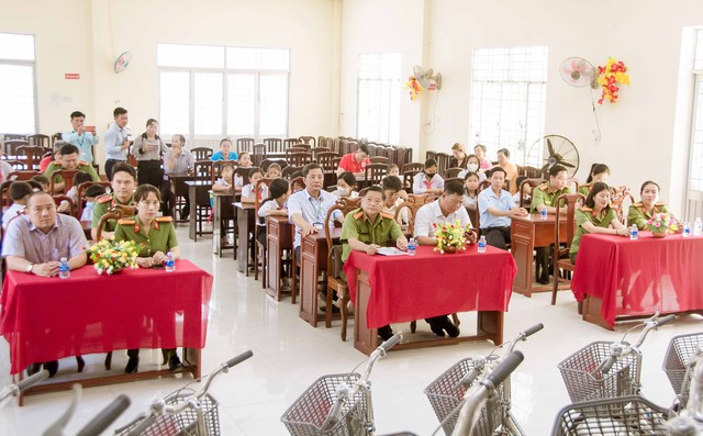 VPĐD Tạp chí Doanh nghiệp và Tiếp thị tại Hậu Giang trao tặng 20 xe đạp cho các em học sinh- Ảnh 1.
