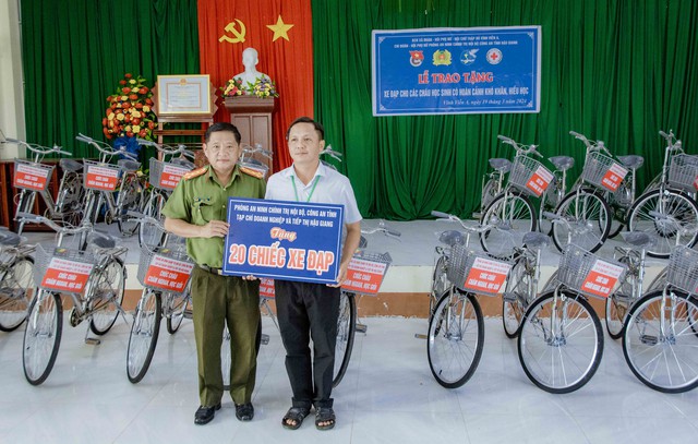 VPĐD Tạp chí Doanh nghiệp và Tiếp thị tại Hậu Giang trao tặng 20 xe đạp cho các em học sinh- Ảnh 3.