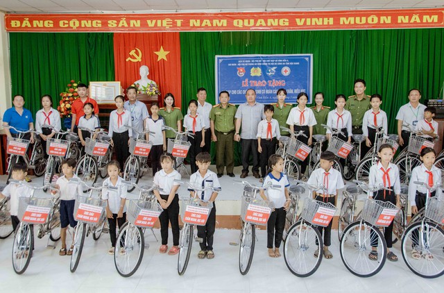 VPĐD Tạp chí Doanh nghiệp và Tiếp thị tại Hậu Giang trao tặng 20 xe đạp cho các em học sinh- Ảnh 4.