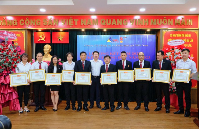 Ông Phạm Hữu Lộc (thứ 2 từ phải qua) -Giám đốc Chi nhánh SIVC Phú Quốc nhận Giấy khen của Tổng Giám đốc Công ty CP Thông tin và Thẩm định giá Miền Nam.