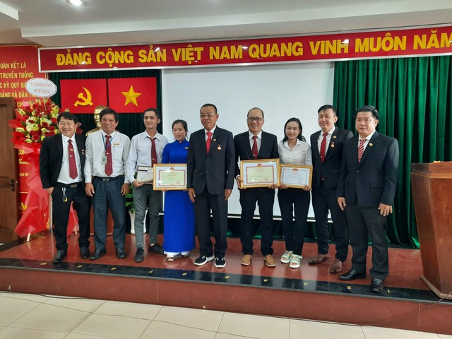 Ông Phạm Hữu Lộc (thứ 4 từ phải qua) - Giám đốc Chi nhánh SIVC Phú Quốc nhận Bằng khen của Bộ Tài chính.
