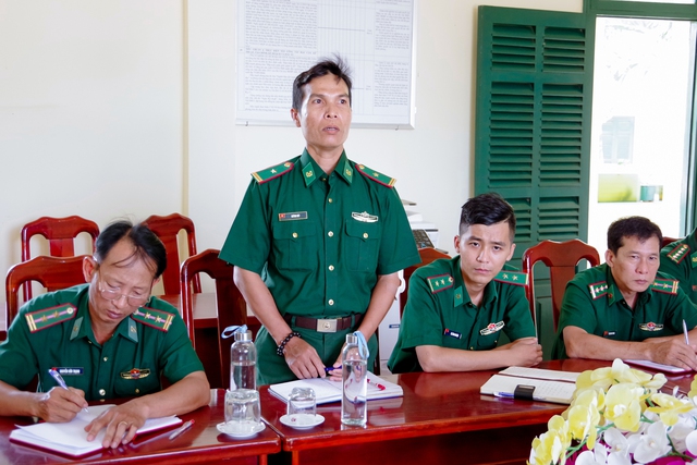 Cán bộ đồn Biên phòng Lai Hòa đóng góp ý kiến tại buổi đối thoại.