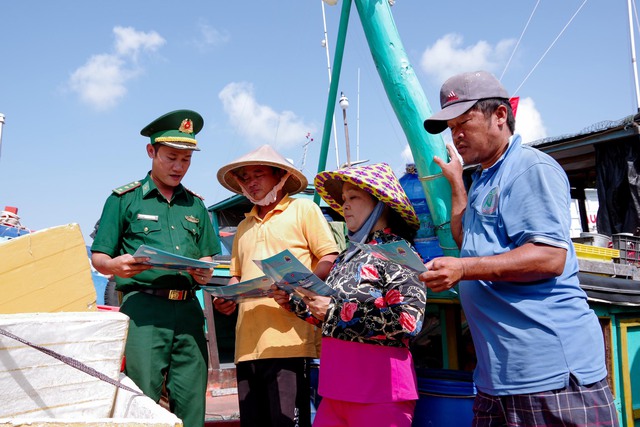 Cán bộ Hải đội 2 Biên phòng tuyên truyền chống khai thác IUU cho ngư dân huyện Trần Đề.