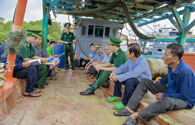 Ban chỉ huy đồn Biên phòng Lình Huỳnh, cùng với lực lượng Kiểm ngư, chính quyền địa phương họp dân tuyên truyền chống khai thác IUU.