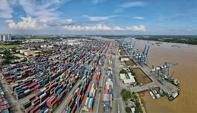 Cảng Cát Lái TPHCM là cảng nhộn nhịp hàng hóa nhất cả nước. Ảnh: Lao Động
