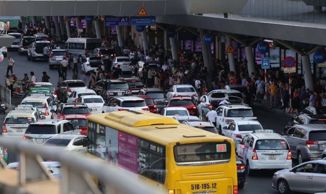 Sắp có 14 tuyến xe đưa khách kết nối sân bay Tân Sơn Nhất- Ảnh 1.