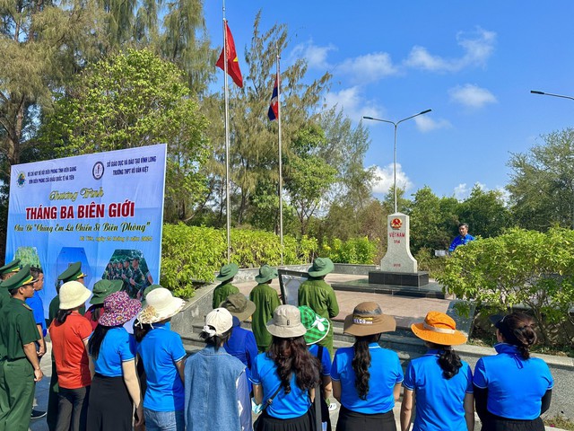 Các em học sinh, cán bộ, giáo viên nhà trường THPT Võ Văn Kiệt tham quan trải nghiệm cột mốc 314.