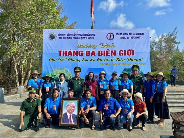 Các em học sinh, cán bộ, giáo viên trường THPT Võ Văn Kiệt và cán bộ, chiến sĩ đồn Biên phòng cửa khẩu Quốc tế Hà Tiên tại mốc chủ quyền 314.