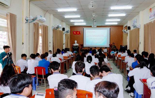 Cán bộ đồn Biên phòng Trung Bình tuyên truyền hướng nghiệp, tuyển sinh vào Học viện Biên phòng và tuyên truyền chủ quyền Biển, đảo Việt Nam cho các em học sinh trường THPT Lịch Hội Thượng, huyện Trần Đề.