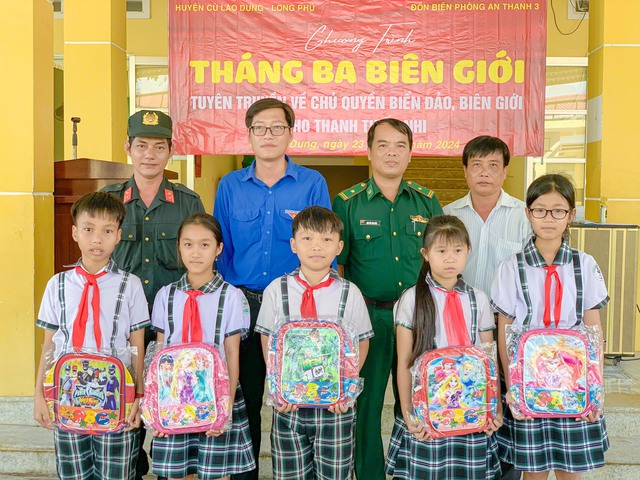 Trao tặng cặp học sinh cho các em học sinh trên địa bàn khu vực biên giới biển huyện Cù Lao Dung.