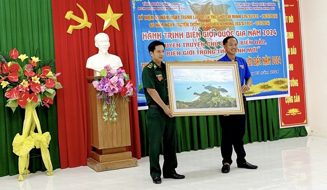Đồn Biên phòng Nam Du tặng quà lưu niệm cho huyện đoàn Bình Tân, tỉnh Vĩnh Long.