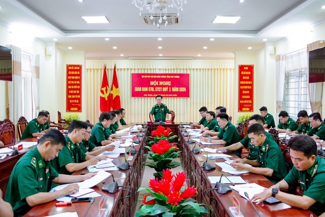 Đại tá Nguyễn Trìu Mến, Chính ủy BĐBP tỉnh phát biểu kết luận hội nghị.