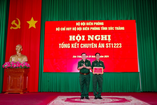 Đại tá Trịnh Kim Khâm, Chỉ huy trưởng BĐBP tỉnh thừa ủy quyền của Bộ Tư lênh BĐBP trao số tiền thưởng nóng 10 triệu đồng cho Ban chuyên án ST1223.