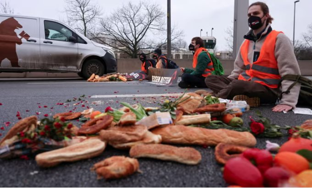 Các nhà hoạt động Đức biểu tình phản đối tình trạng lãng phí thực phẩm. Ảnh: Reuters