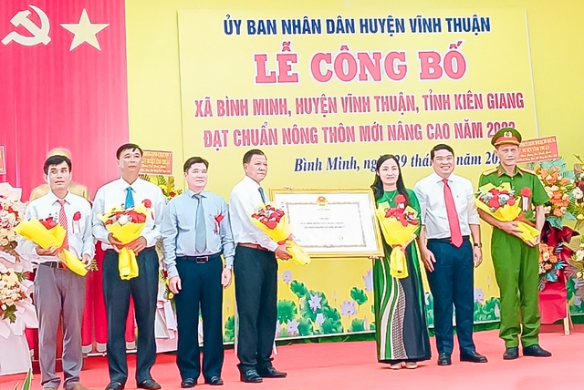 Bình Minh đón nhận Quyết định của Chủ tịch UBND tỉnh Kiên Giang công nhận xã đạt chuẩn nông thôn mới nâng cao năm 2023.