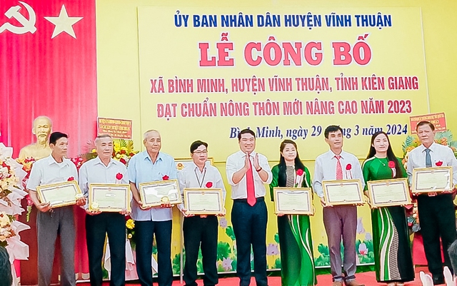 Ông Lê Trung Hồ - Bí thư Huyện ủy, Chủ tịch UBND huyện Vĩnh Thuận trao Bằng khen của Chủ tịch UBND tỉnh Kiên Giang cho các tập thể, cá nhân.