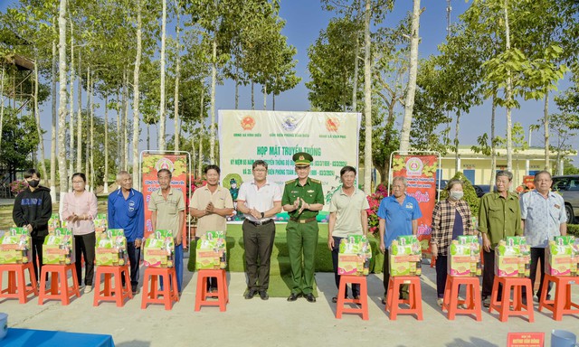 Bộ Chỉ huy BĐBP tỉnh Kiên Giang và Ban Giám đốc Công ty XSKT An Giang trao quà cho người nghèo huyện Giang Thành.