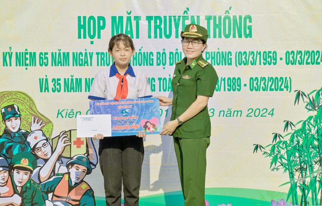 Đại diện Hội phụ nữ BĐBP Kiên Giang trao học bổng cho em Lê Tường Vân.