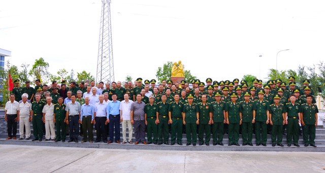 Trước buổi họp mặt các đại biểu dâng hương tại khu tưởng niệm Bác Hồ với chiến sĩ Biên phòng tại Bộ Chỉ huy BĐBP tỉnh.