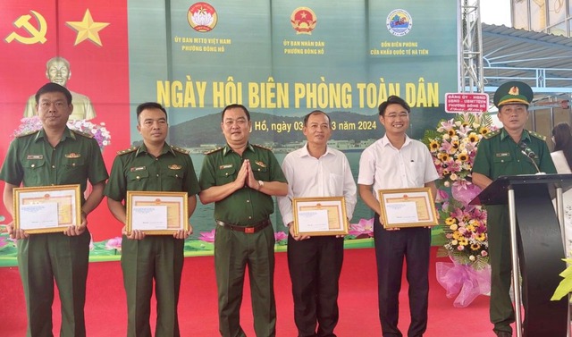 Ban chỉ huy đồn Biên phòng cửa khẩu Quốc tế Hà Tiên trao giấy khen của Bộ Chỉ huy BĐBP tỉnh cho các cá nhân có thành tích xuất sắc trong thực hiện Ngày Biên phòng toàn dân.