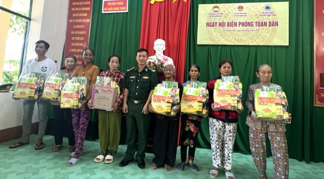 Ban Chỉ huy đồn Biên phòng Giang Thành, trao quà cho người nghèo nhân ngày Hội Biên phòng toàn dân.