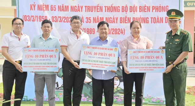 Chính quyền địa phương huyện Giang Thành nhận bảng tượng trưng 120 phần quà do Bộ Chỉ huy BĐBP tỉnh Kiên Giang và Ban Giám đốc Công ty XSKT tỉnh An Giang tặng cho người dân nghèo nhân ngày Hội Biên phòng toàn dân năm 2024.