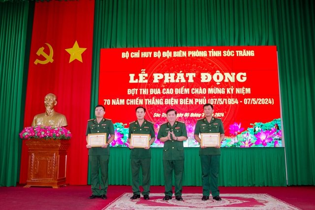 Đại tá Trịnh Kim Khâm, Chỉ huy trưởng BĐBP tỉnh trao giấy khen cho các tập thể có thành tích tiêu biểu, xuất sắc trong trong đợt thi đua cao điểm chào mừng kỷ niệm 65 năm Ngày truyền thống BĐBP và 35 năm Ngày Biên phòng toàn dân