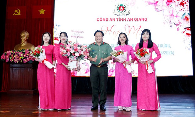 Đại tá Lâm Phước Nguyên, Bí thư Đảng uỷ, Giám đốc Công an tỉnh tặng hoa chúc mừng Ban Phụ nữ - Công đoàn Công an tỉnh